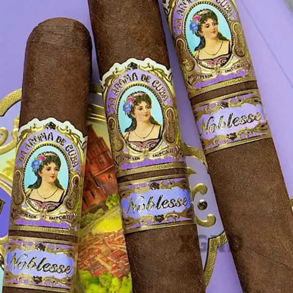 Bộ quà tặng xì gà La Aroma de Cuba Noblesse và bật lửa ST Dupont