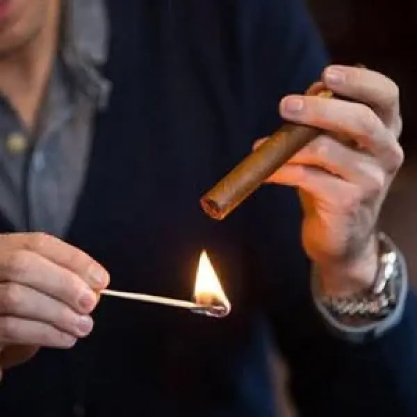 Cách Châm Xì Gà Bằng Diêm Cigar - Hướng Dẫn Chơi Xì Gà Cho Người Mới