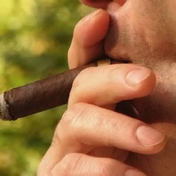 Hút Xì Gà Bị Chóng Mặt - Xử Lý Làm Sao Khi Hút Cigar Dính Ghế