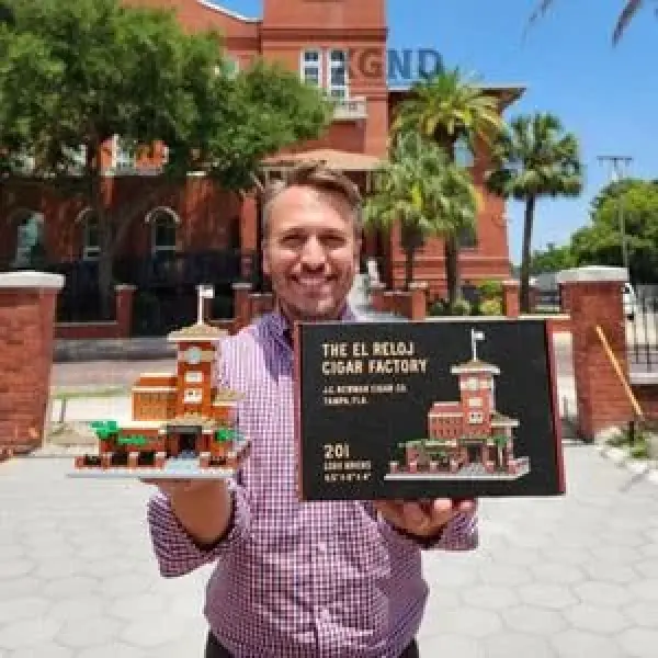 Thương Hiệu Xì Gà J.C. Newman Tạo Mô Hình Lego Của Nhà Máy El Reloj