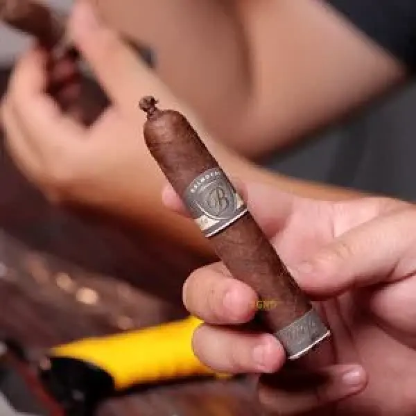 Xì Gà Cao Cấp Balmoral Anejo XO - Hương Thơm Độc Đáo Nhờ Ủ Tỉ Mỉ 18 Năm