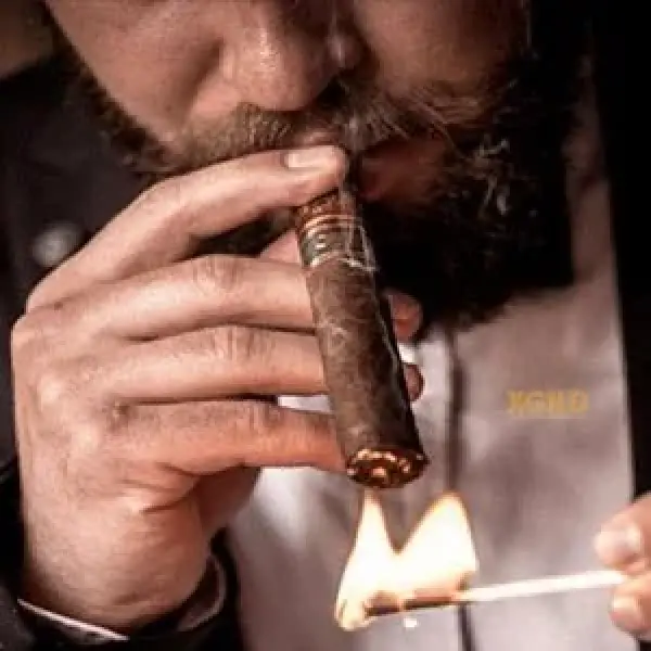 Châm Xì Gà Bằng Diêm - Cách Châm Xì Gà Thú Vị Có Thể Bạn Chưa Biết