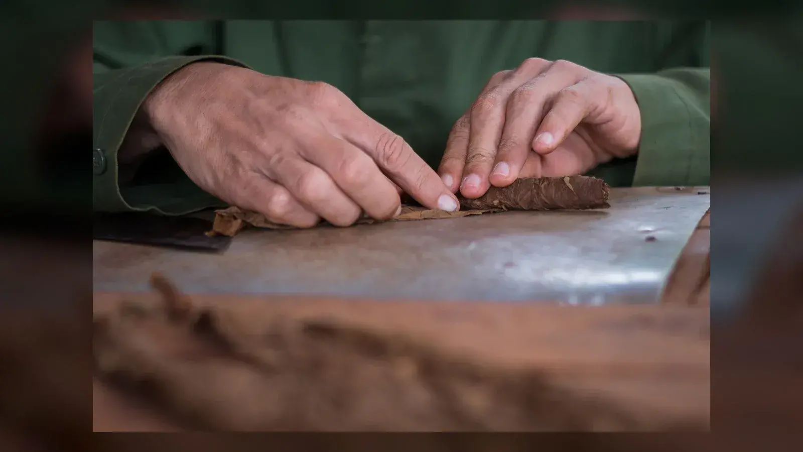 Nghệ nhân cuốn cigar thủ công trên một nông trại tại Viñales, Cuba