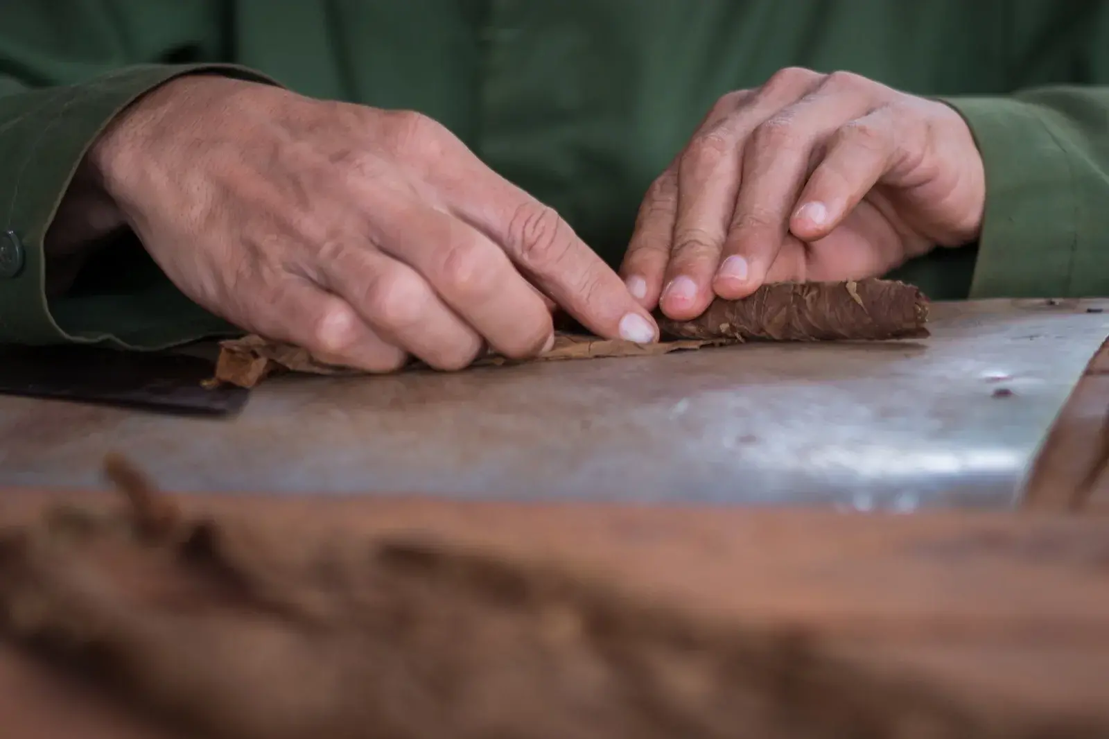 Đôi tay người thợ cuốn cigar thủ công tại một trang trại thuốc lá ở Viñales, Cuba